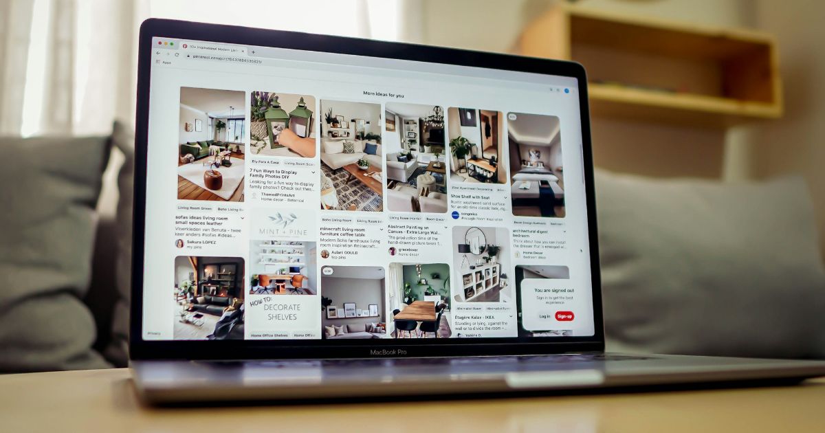 Ordinateur avec une page Pinterest ouverte pour montrer le travail d'une Pinterest Manager