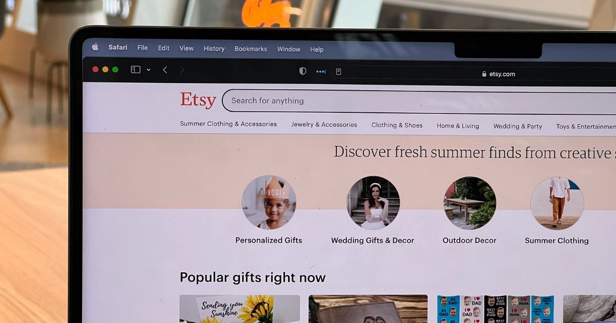 L'ordinateur d'un entrepreneur vendant ses créations sur Etsy, il optimise son référencement sur Etsy