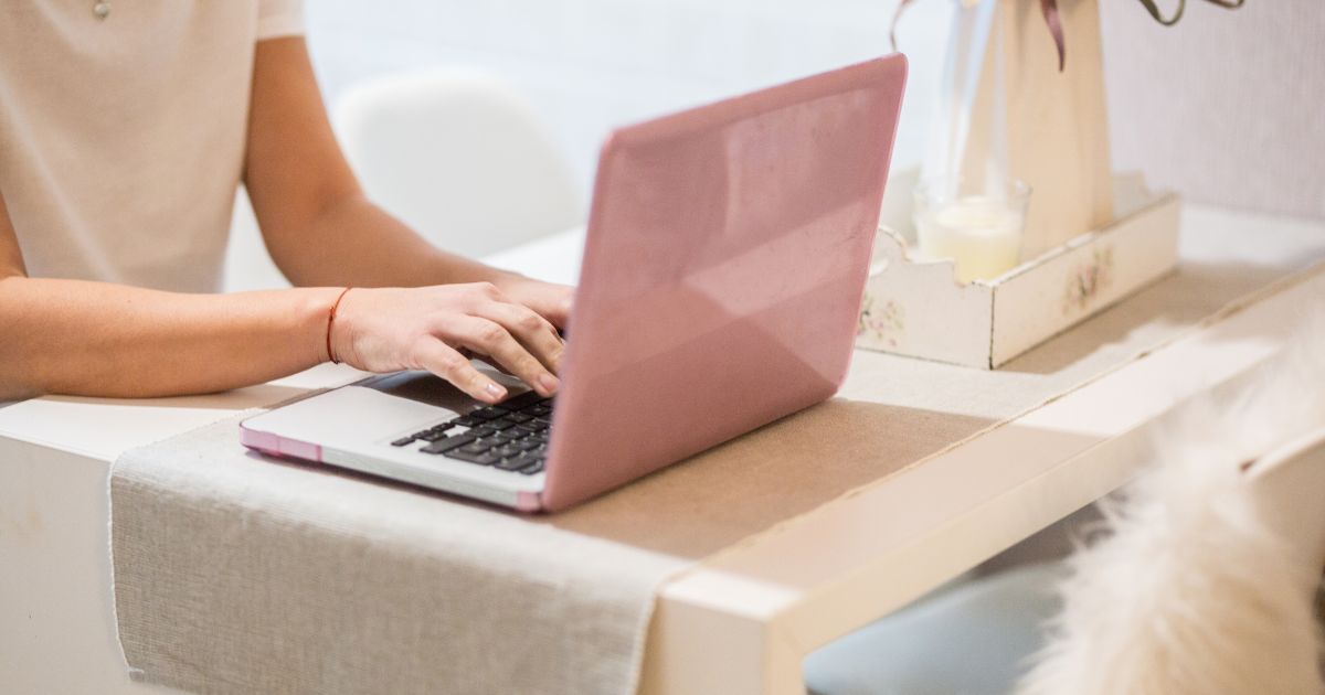 Une femme mettant en place une bonne stratégie de contenu, en évitant d'utiliser uniquement les réseaux sociaux