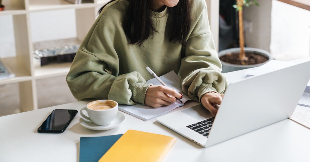 Une femme vérifie la profondeur de crawl des différentes pages de son site web