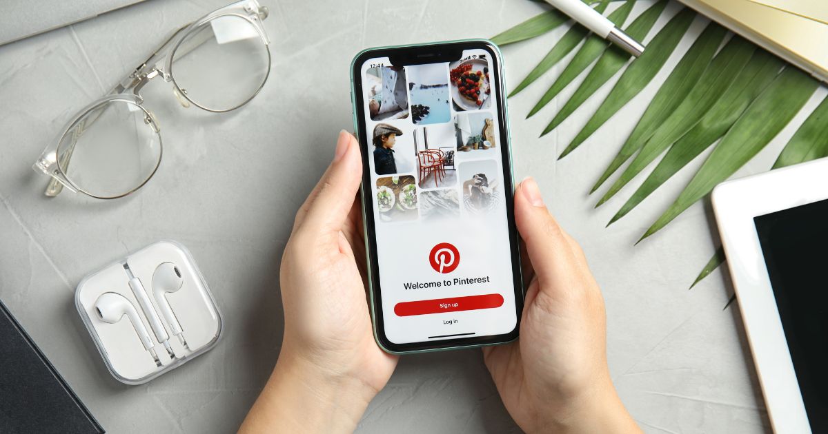 Un téléphone montrant l'application Pinterest pour qu'un freelance puisse appliquer 20 conseils pinterest